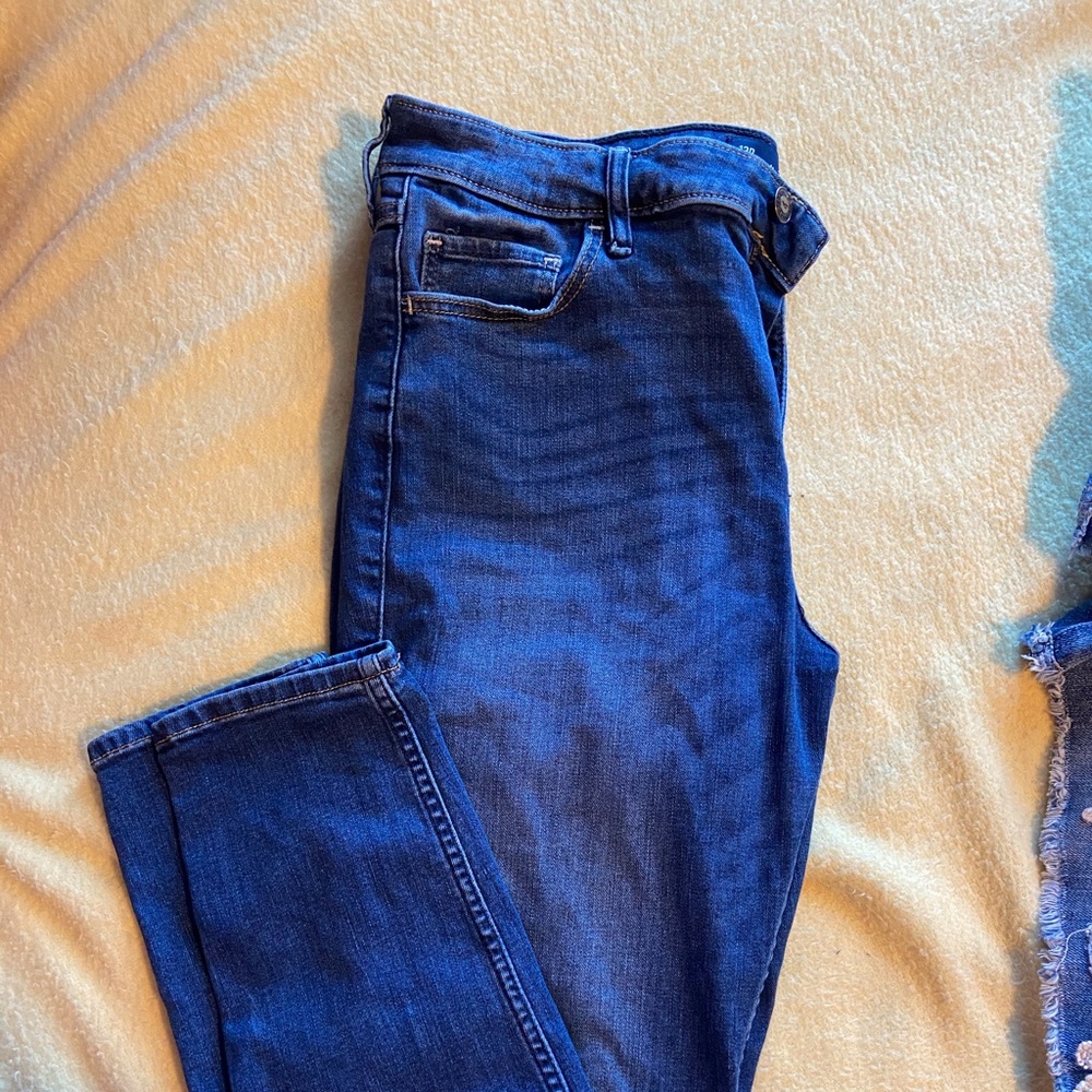 Dark wash Hollister high rise super skinny jeans.